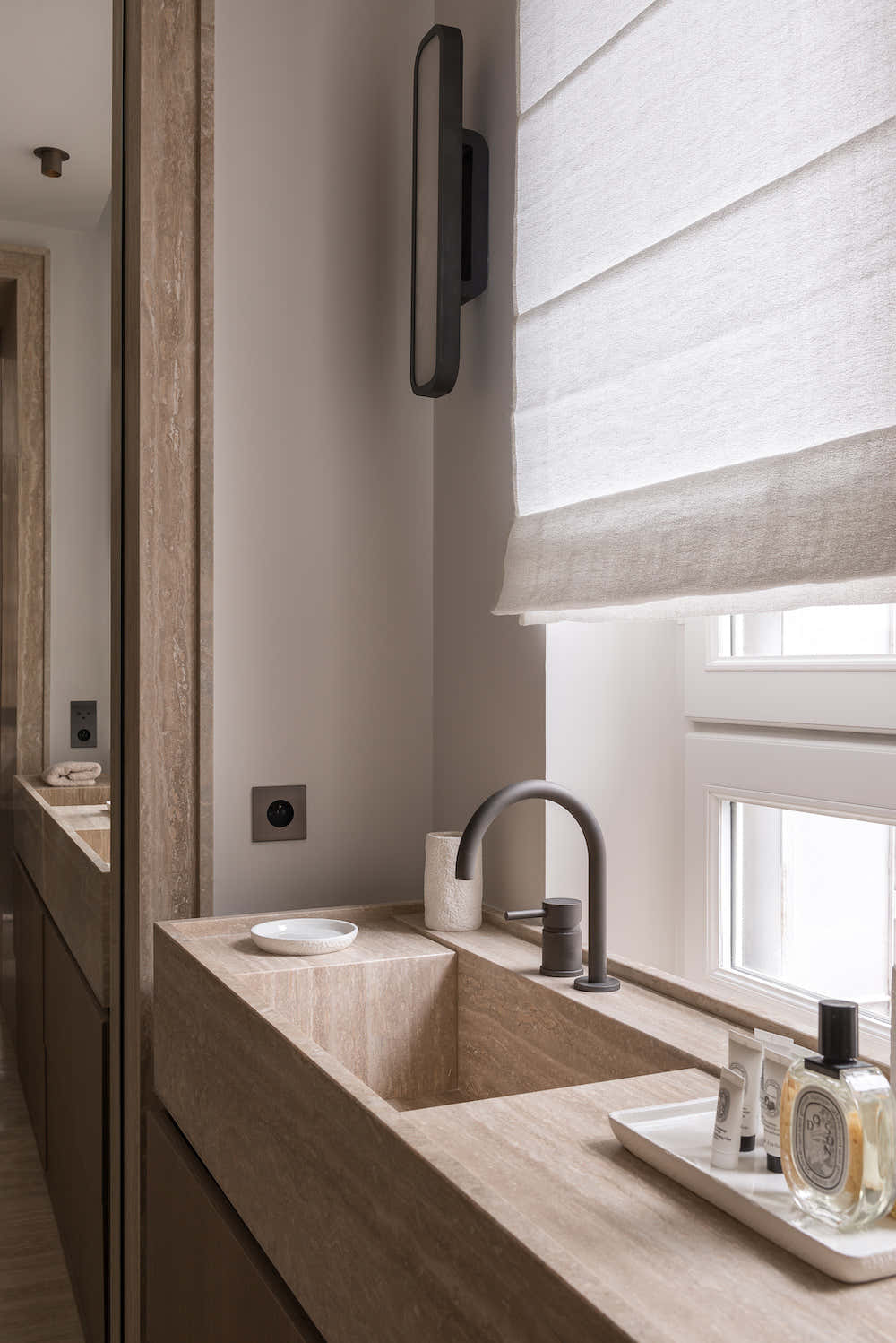 Hublot alabaster wall sconce